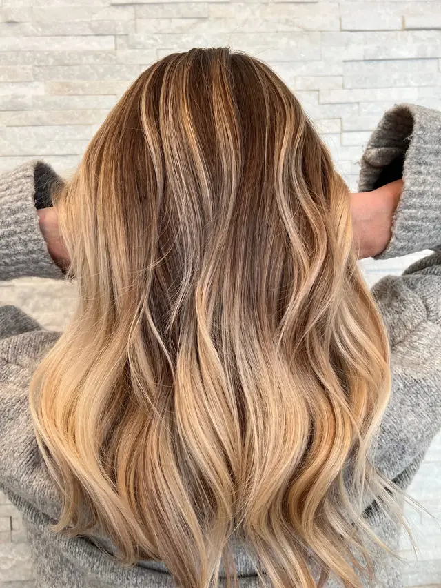 Honig-Balayage — Warmer Verlauf von dunklem Ansatz zu Blond